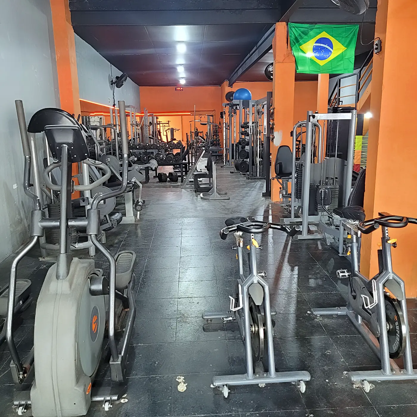 Área de cardio da PowerLife 4D com elíptico e bikes de spinning