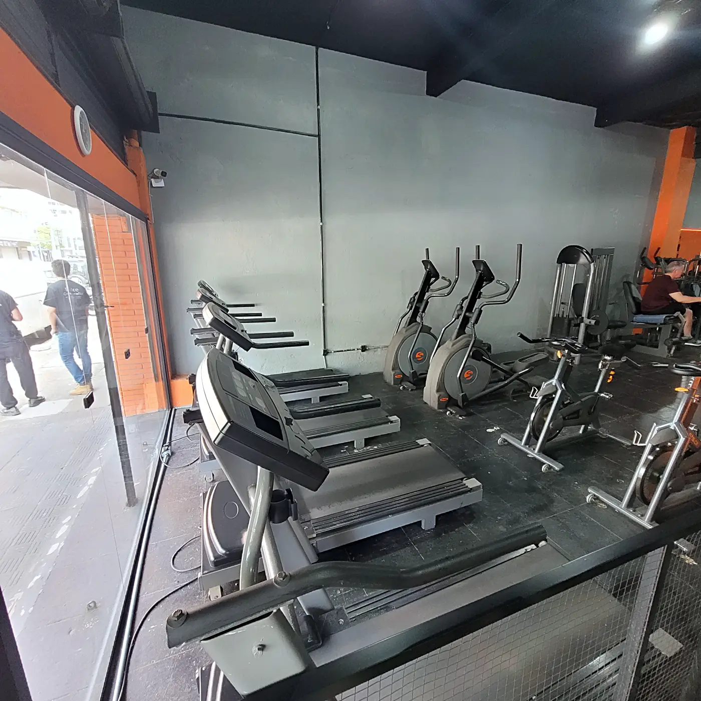 Esteiras e elípticos junto à vitrine da PowerLife 4D