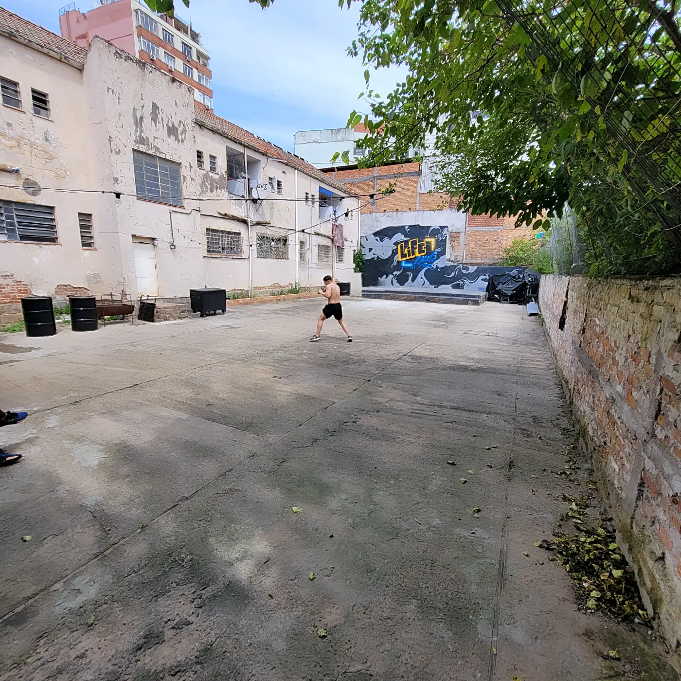 Pátio externo da PowerLife 4D visto de outro ângulo, com pessoa treinando